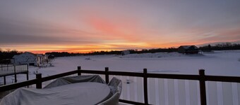 Fun on the Beach, minutes from Castle Rock Lake! EV friendly too! -Hot Tub-! 