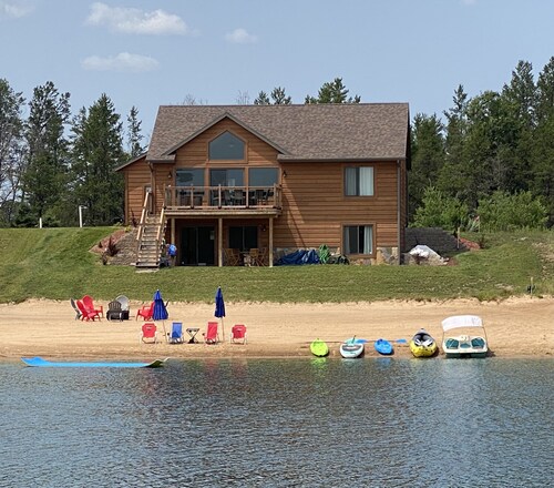 Fun on the Beach, minutes from Castle Rock Lake! EV friendly too! -Hot Tub-! 