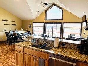 ثلاجة، ميكروويف، فرن، موقد طهي مسطح