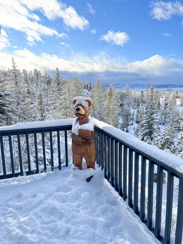 Une terrasse enneigée ornée d’une statue d’ours.