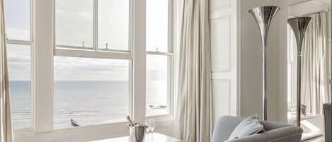 Smart-tv, een open haard, een dvd-speler en boeken