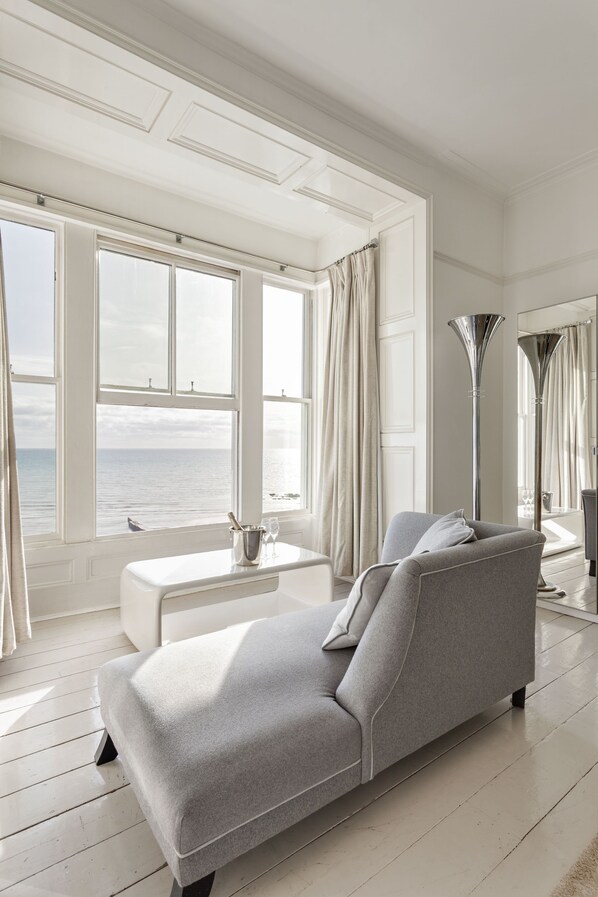 Smart-TV, Kamin, DVD-Player, Bücher