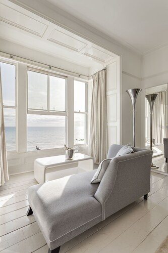 Big House for Big Occasions! Ideal for luxury large get-togethers. Sleeps 16/18.