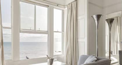 Big House for Big Occasions! Ideal for luxury large get-togethers. Sleeps 16/18.