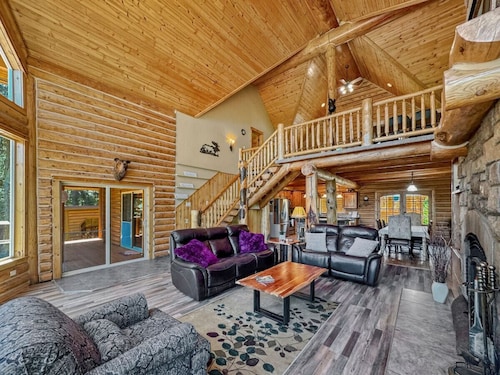 Spacious Log Cabin Near Tamarack w/ Hot Tub!