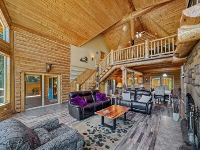 Spacious Log Cabin Near Tamarack w/ Hot Tub!
