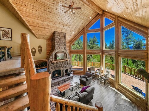 Spacious Log Cabin Near Tamarack w/ Hot Tub!
