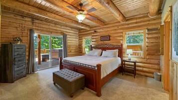 4 habitaciones, escritorio y tabla de planchar con plancha