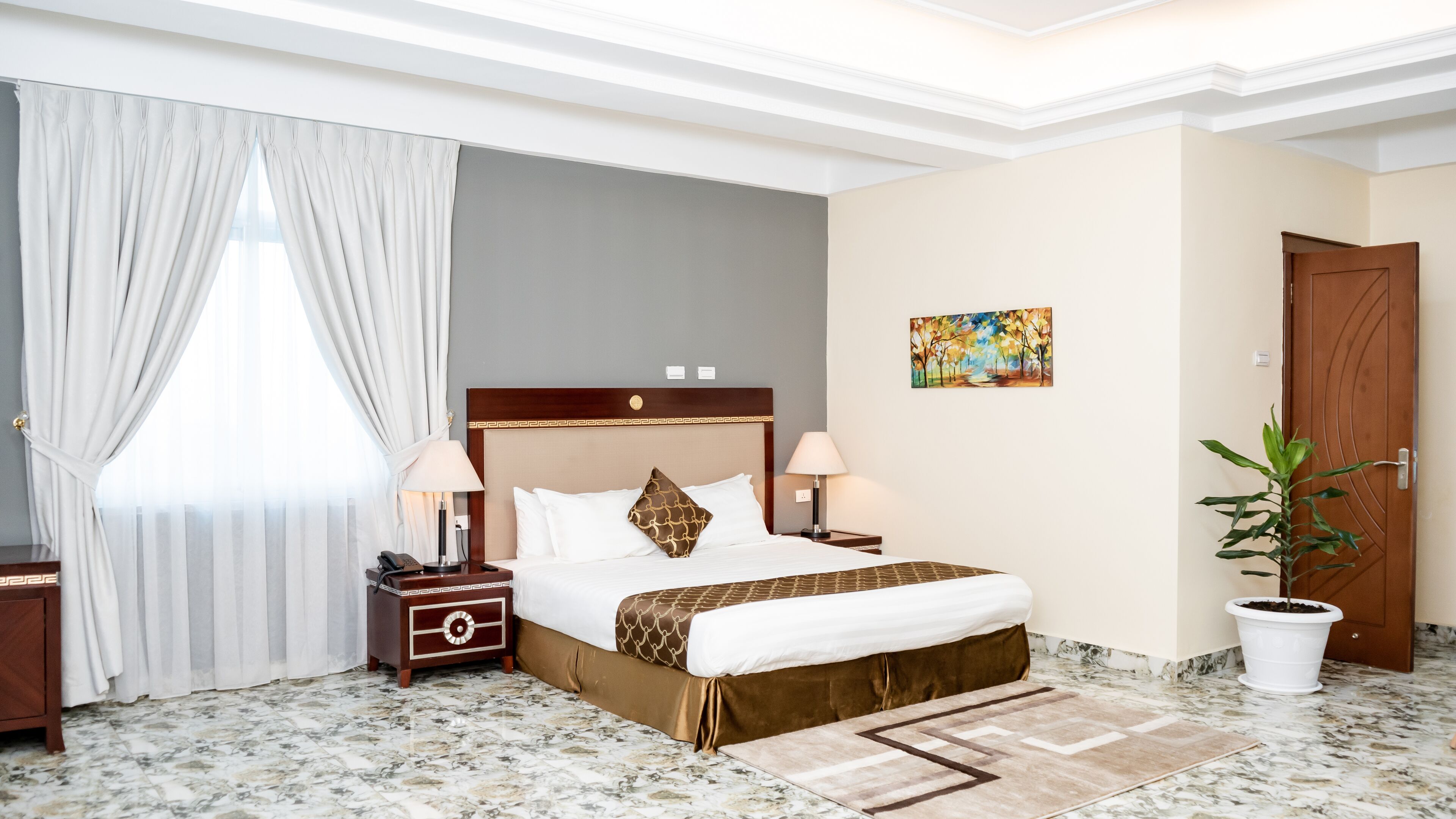 خزنة داخل الغرفة ومكتب ومساحة عمل للكمبيوتر المحمول وواي فاي مجانًا