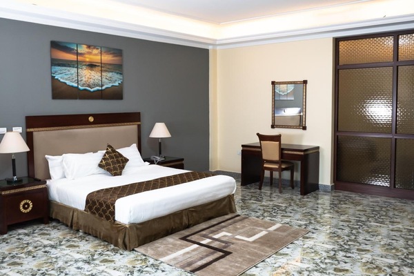 Een kluis op de kamer, een bureau, een laptopwerkplek, gratis wifi