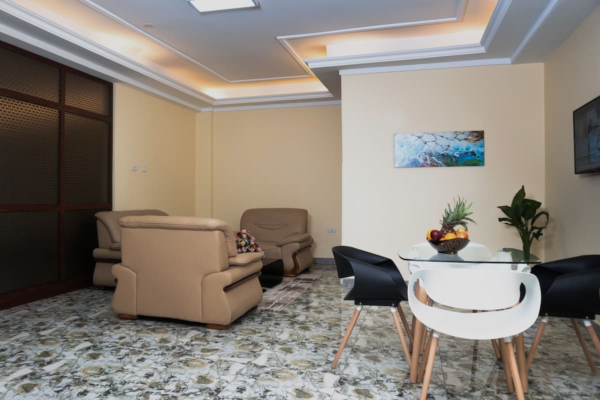 Superior appartement | Woonruimte | Een 40-inch smart-tv met satellietzenders en een televisie