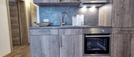 Réfrigérateur, four à micro-ondes, surface de cuisson, lave-vaisselle