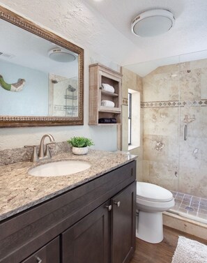 Regadera, secadora de cabello, toallas, jabón 