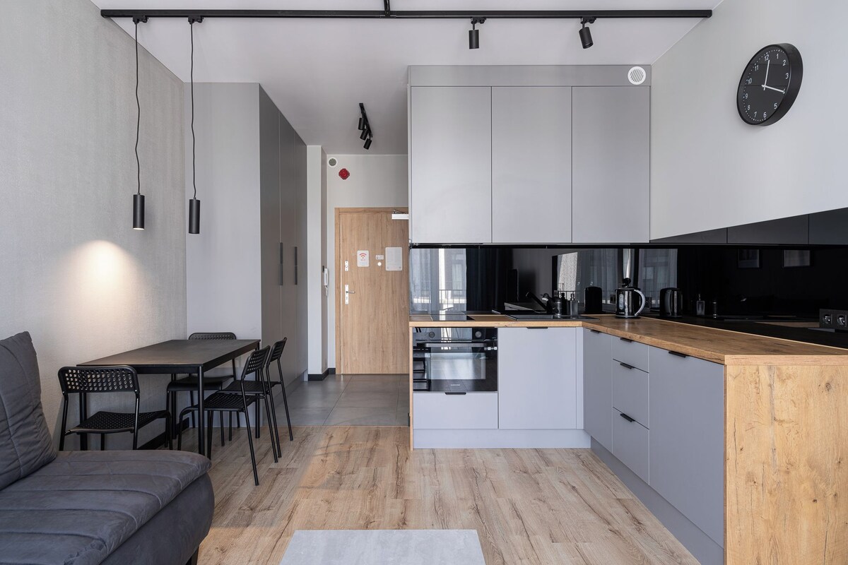 Classic Studio Suite | Private kitchenette | Coffee/tea maker, fridge, stovetop, electric kettle