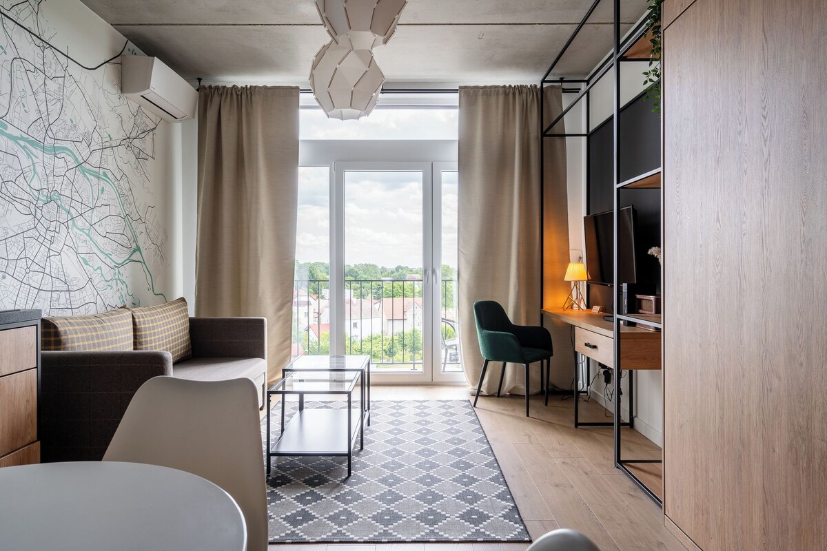 Studio, Balcony