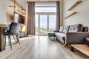 Suíte estúdio conforto | Área de estar | TV de tela plana 37 polegadas com canais a cabo, serviços de streaming