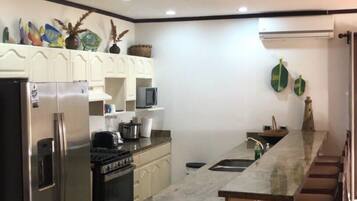 Refrigerador, microondas, horno y parrilla de estufa