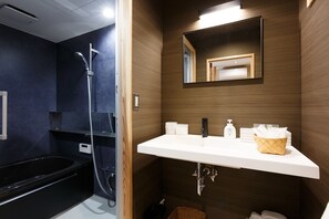 Kostenlose Toilettenartikel, Haartrockner, Handtücher