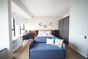 Minibar, desk - Ceylonz Lifestyle Suites (Kuala Lumpur)