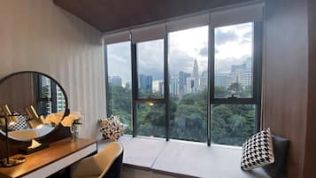 Studio (Designer Twin) | Minibar, bureau