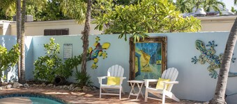 Grand Bahama suite-3 bedroom 2 bath, a block off Duval St w/pool, parking