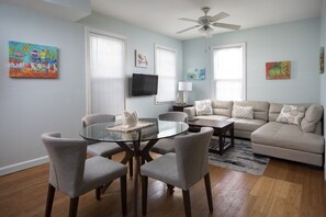 TV - Bimini suite-3 bedroom 3 bath, a block off Duval St w/pool, parking (Key West)