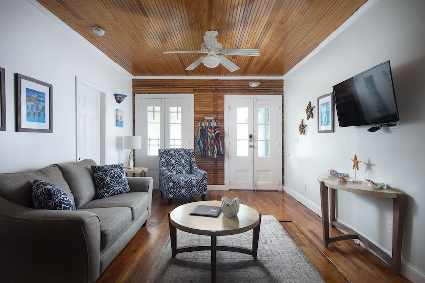 Paradise Island Suite-2 Bedroom 1 Bath, A Block Off Duval St W/pool, Parking - Key West, FL