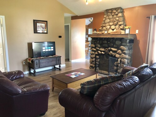 Quaint Lake Erie Vacation Cottage