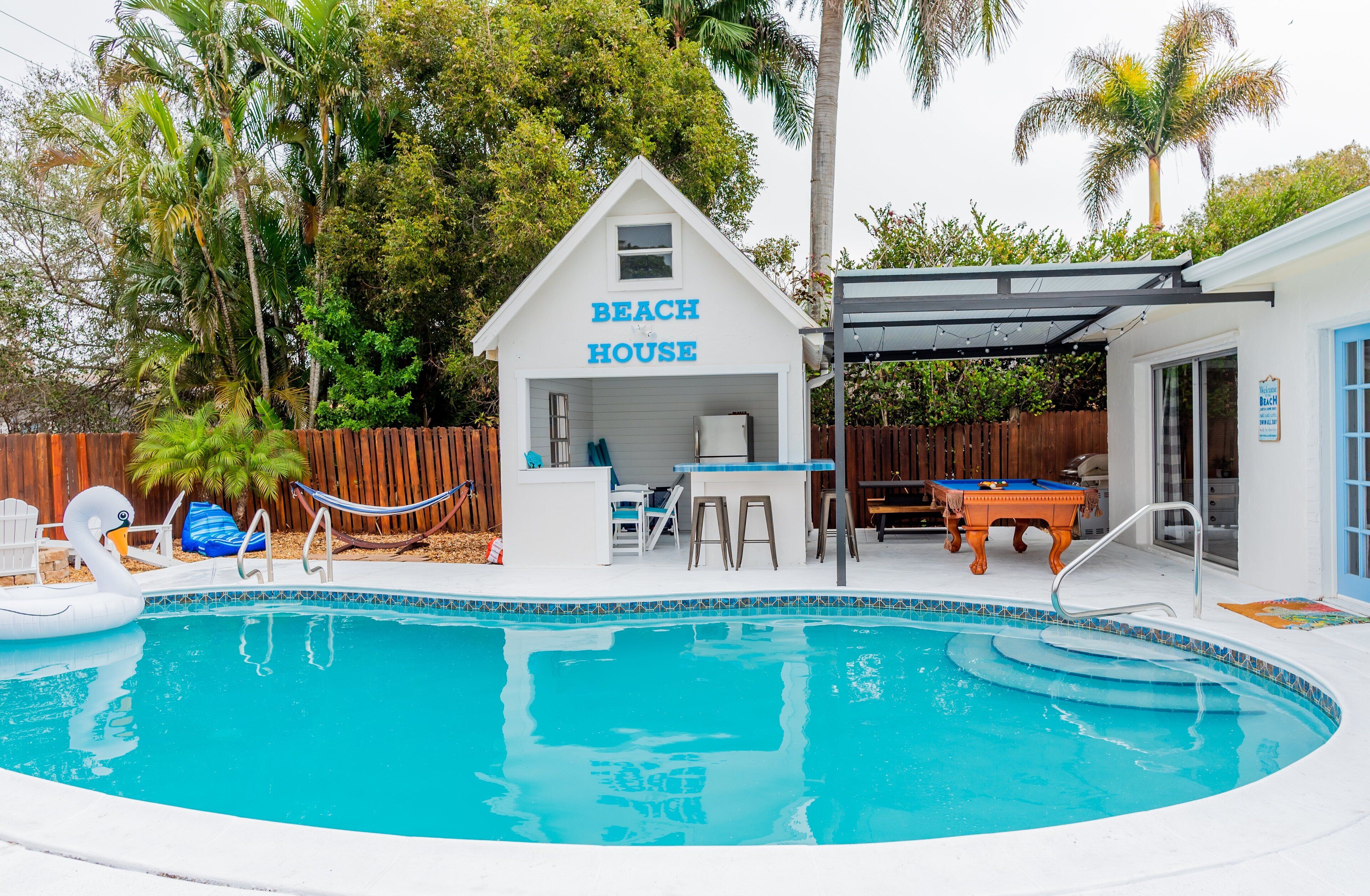 Coastal Cottage - Beautifully Renovated! Pet Friendly (Fee)  - Pool Table!