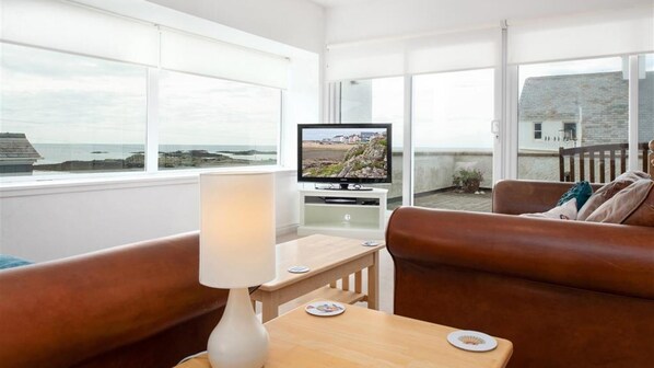 Living area - Midships (Rhosneigr)
