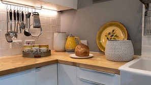 Fridge, microwave, dishwasher, cookware/dishes/utensils