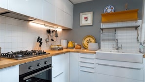Fridge, microwave, dishwasher, cookware/dishes/utensils