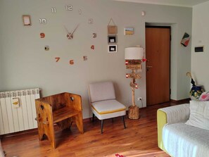 Smart TV, fireplace, books, stereo