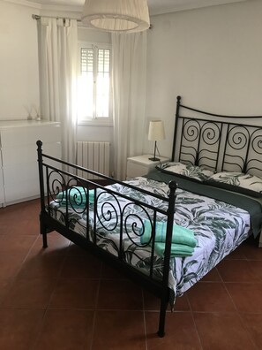 3 bedrooms, iron/ironing board, WiFi, bed sheets