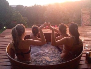 Outdoor spa tub - Hospedagem Spa da Alma (Camanducaia)