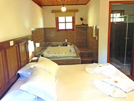 Chalet | Minibar, blackout drapes, free WiFi, bed sheets