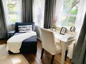 3 bedrooms, memory foam beds, desk, iron/ironing board - Designers Modern Farmhouses in Wimberley TX (Wimberley)