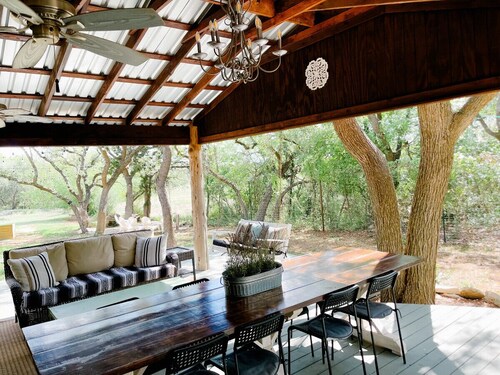 Farmhouse: Sleeps 6 | Soaking Tub | Fire Pit | Wimberley TX
