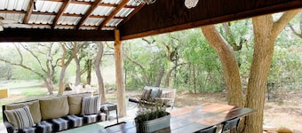 Farmhouse: Sleeps 6 | Soaking Tub | Fire Pit | Wimberley TX
