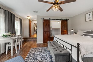 3 habitaciones, camas con efecto memoria y escritorio 