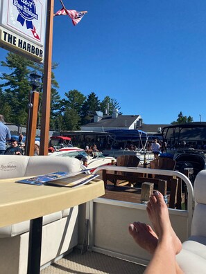 Un bateau était amarré dans une marina, et une pancarte indiquait : « LE PORT ».