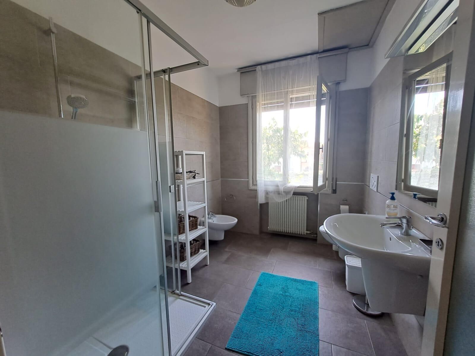 Dusche, Haartrockner, Bidet, Handtücher