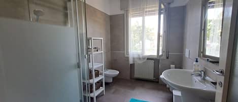 Dusj, hårføner, bidé og håndklær