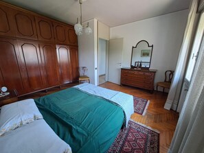 3 bedrooms, iron/ironing board, bed sheets