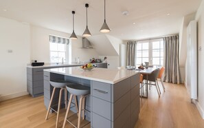 Apartment | Private kitchen | Full-size fridge, microwave, oven, stovetop - Dawson Place (London)