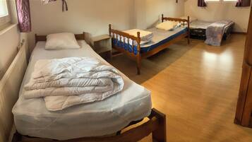 5 Schlafzimmer, Schreibtisch, Bügeleisen/Bügelbrett, Reisekinderbett