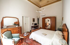 2 bedrooms, iron/ironing board, WiFi, bed sheets - Your heart apartment, in the heart of the city. (RAGUSA)
