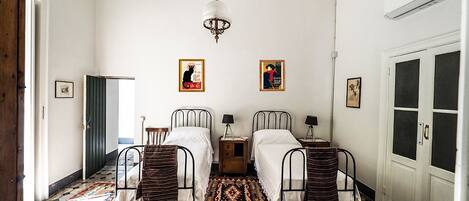 2 عدّة غرف نوم ومكواة/لوح كي وواي فاي وملاءات أسرّة