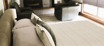 Cozy spacious king bed suite, In the heart of Historic Helena, Montana!