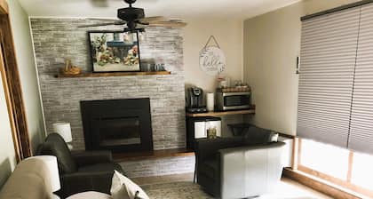 Cozy spacious king bed suite, In the heart of Historic Helena, Montana!